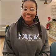 Profesora de inglés imparte clases a todas las edades